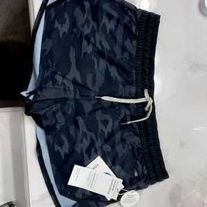 Vuori shorts in black/grey camouflage